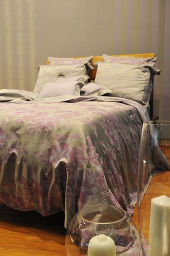Mit der facettenreichen Darbietung von Bett-, Bad- und Tischtextilien bis hin zu Angeboten für Fenster, Polster, Boden, Wand und Sonnenschutz deckt die Heimtextil in Frankfurt das gesamte Portfolio für Heim- und Haustextilien ab.