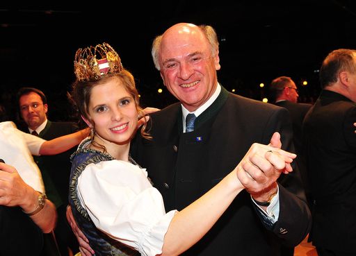 Landeshauptmann Erwin Pröll schwingt das Tanzbein mit Weinkönigin Barbara I.