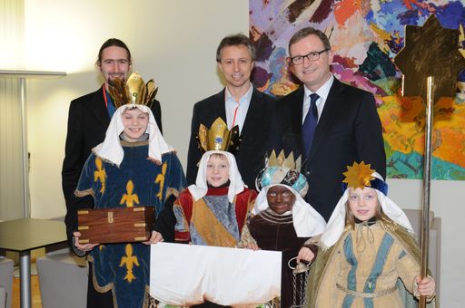 Sternsinger aus der Pfarre Maria Treu statteten ÖVP-Klubobmann Karlheinz Kopf im Parlament einen Besuch ab.