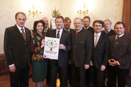 http://pressefotos.at/m.php?g=1&u=52&dir=201101&e=20110110_y&a=event
V.l.n.r.: Hans RESCH (Forstausschusses der LKÖ/ Präsident wald.zeit Österreich), Hermine HACKL (BIOSA Biosphäre Austria Naturschutzplattform der österreichischen Forstwirtschaft), Felix MONTECUCCOLI (Präsident der Land&Forst Betriebe Österreich), Niki Berlakovich( BM für Land- und Forstwirtschaft, Umwelt und WW), Georg STARHEMBERG (Vorsitzender FHP Forst-Holz-Papier), Gerhard WLODKOWSKI (Präsident der Landwirtschaftskammer Österreich), Johannes WOHLMACHER (Präsident des Österreichischen Forstvereins), Peter Mayer (Leiter des Waldforschungszentrums BFW), Lazlo Döry (Vorsitzender der Österreichischen Plattenindustrie), Rudolf ROSENSTATTER (Obmann des Waldverbandes Österreich).