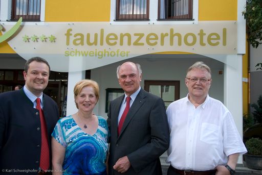 Eröffnung Hotel Schweighofer - 1. Faulenzerhotel Österreichs. Im Bild: v.l.n.r. Karl Schweighofer jr., Leopoldine Schweighofer, Dr. Erwin Pröll, Karl Schweighofer sen.