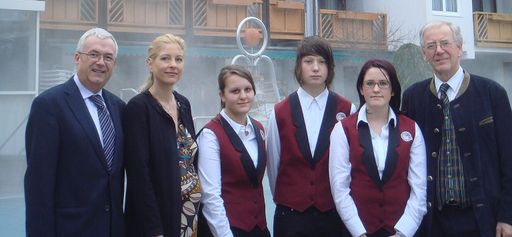 Praktikanten mit ihren Ausbildnern (v.l.n.r.) Direktor Mag. Walter Martitsch, Simone Ronacher, Anna Priebernig, Marcel Dorner, Sandra Höfferer, Fachvorstand Günther Prommer