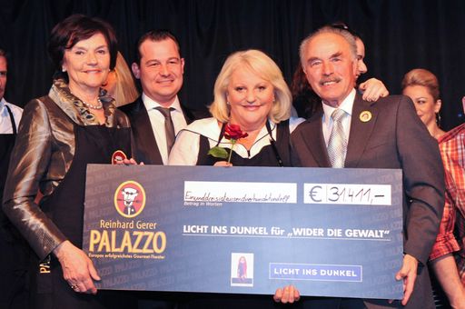 Vorschau Bild von Christine Tschürtz-Kny (GF Licht ins Dunkel), Dir. Oliver Jauk (Managing Director PALAZZO Wien), Marika Lichter (Organisatorin), Dr. Sepp Rieder (Obmann WIDER DIE GEWALT)