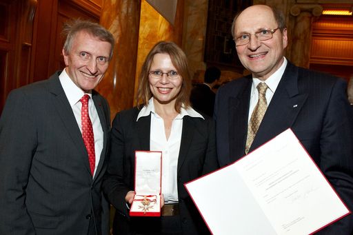 http://pressefotos.at/m.php?g=1&u=43&dir=201101&e=20110111_u&a=event
Im Bild v.l.n.r. Hans SÜNKEL (Präsident der Universitätenkonferenz), Beatrix KARL (Bundesministerin für Wissenschaft und Forschung) und Christoph BADELT (Rektor der Wirtschaftsuniversität)