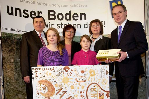 v.l.n.r.: Südmährischer Kreisrat DI Pavel Balik, Direktorin Irena.Chovanciková, Erdfarbenkünstlerin Prof. Irena Rácek, Umweltlandesrat Dr..Stephan Pernkopf mit Schülerinnen