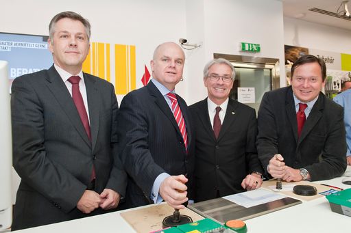 http://pressefotos.at/m.php?g=1&u=74&dir=201101&e=20110113_b&a=event 
v.l.n.r.: Wolfgang Klein, Byon Haynes, Georg Poelzl, Herbert Goetz