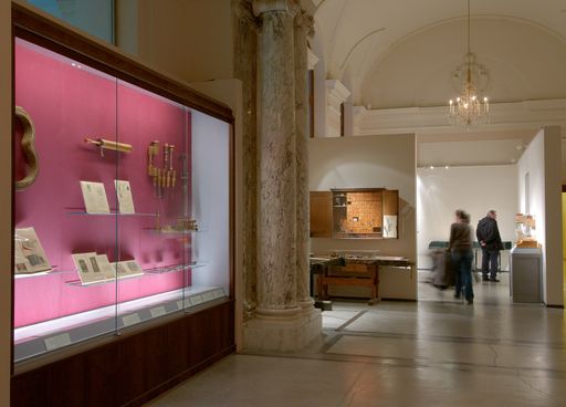 Die Dauerausstellung der Sammlung alter Musikinstrumente (SAM) erstreckt sich auf einer Fläche von rund 1.600 m2 über 12 Säle in der Neuen Burg. Die 630 ausgestellten Objekte vermitteln den Besuchern einen ausführlichen Eindruck über die Musikpraxis von der Renaissance bis ins 20. Jahrhundert.