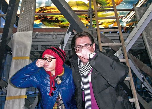 Vorschau Bild von Die Schweizer Künstlerin Pipilotti Rist mit Anton Schnurrer in der Bauphase.