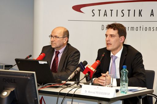  http://pressefotos.at/m.php?g=1&u=43&dir=201101&e=20110114_s&a=event
V.l.n.r. Mag. Josef Auer (Direktion Volkswirtschaft, Statistik Austria) und Dr. Konrad Pesendorfer (Fachstatistischer Generaldirektor, Statistik Austria)