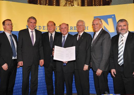 Univ. Prof. Dr. Markus Hengstschläger, Rektor Univ. Prof. Dr. Jürgen Willer, Rektor Univ. Prof. Dr. Peter Skalicky, Landeshauptmann Dr. Erwin Pröll, Rektor Univ. Prof. Dr. Wolfgang Schütz, Geschäftsführer Mag. Heinz Boyer und Geschäftsführer Dr. Robert Griessner (v. l. n. r.).