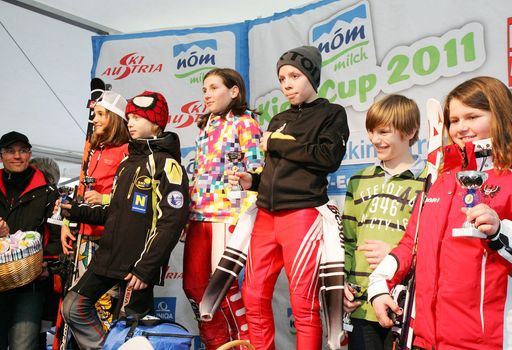 http://pressefotos.at/m.php?g=1&u=68&dir=201101&e=20110115_n&a=event
Die Ski-Helden von Morgen beim NÖM MILCH Kids Cup 2011. Die Ski Alpin Nachwuchsrennserie des Österreichischen Skiverbandes startet am 15. Jänner in die neue Saison. Im Bild die drei schnellsten Buben und Mädchen der Kinderklasse 4 + 5.die eine Einladung zum Finalcamp & Finalrennen in Salzburg/Flachau (31.03.-03.04.2011) in die Skiwelt Amade gewonnen haben.