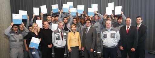 23 MAN-Lehrlinge bekommen ihre Zertifikate für das dreimonatige Sozialkompetenz-Training