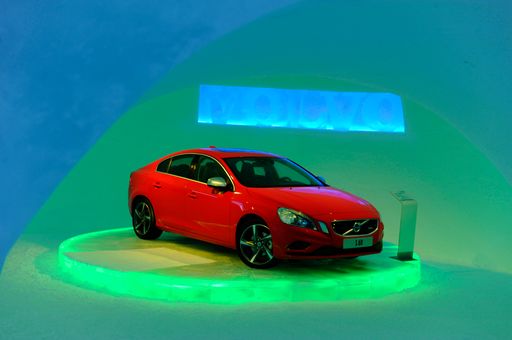  Im coolsten Showroom der Welt glänzt der neue Volvo S60 R-Design als fixer Fotopunkt für die beeindruckten Gäste.