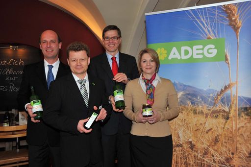  http://pressefotos.at/m.php?g=1&u=38&dir=201101&e=20110117_a&a=event 
Im Bild v.l.n.r.: Anton Kovsca (Obmann der ADEG Österreich Genossenschaft und Kaufmann), Andreas Poschner (ADEG Vorstand), Werner Wutscher (Vorstand der Rewe International AG), Alexandra Draxler-Zima (ADEG Vorstand)
