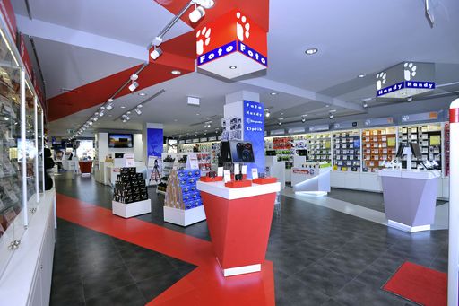 Ein weiterer Schwerpunkt 2010 lag auf der Entwicklung eines neuen Ladenbaukonzeptes, mit dem bereits acht Geschäfte ausgestattet wurden, unter anderem Linz-Landstraße, Mistelbach
und Mödling - weitere 13 Geschäfte sind für 2011 geplant.