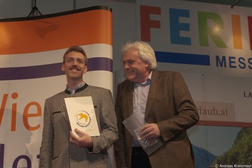 Vorschau Bild von Marktforschungsinstitute, Umfragen und Tourismusexperten sind sich einig: Wandern liegt ausgesprochen im Trend! Wandern hat den Zeitgeist, die österreichischen touristischen Ressourcen und ein äußerst aufgeschlossenes Publikum auf seiner Seite. Großarl nahm stolz die Auszeichnung an.