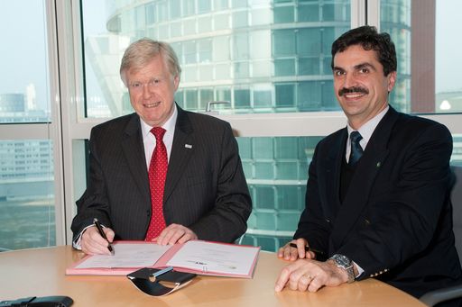Vorschau Bild von v.l.n.r.: Prof. Dr. Wolfgang Knoll, Managing Director, AIT Austrian Institute of Technology
Univ.Prof. DI Dr. Martin H. GERZABEK, Rektor, Universität für Bodenkultur Wien (BOKU)