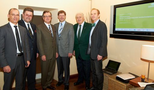 http://pressefotos.at/m.php?g=1&u=43&dir=201101&e=20110118_p&a=event
Im Bild v.l.n.r.: Mag. Hanns Kratzer (Geschäftsführer Peri 
Consulting), Otto Spranger (Sprecher der Österreichischen Lungenunion), Prof. Dr. Rudolf Müller (Chefarzt der PVA), Dr. Erwin Rebhandl (Allgemeinmediziner und Präsident von AM Plus), MR Dr. Walter Dorner (Präsident der Österreichischen Ärztekammer) und Prim. Univ. Prof. Dr. Wolfgang Popp (Vorstand der 11. Medizinische Abteilung mit Lungenkrankheiten und Langzeitbeatmungszentrum am des Geriatriezentrums am Wienerwald)