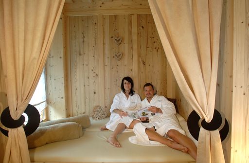 Vorschau Bild von Stunden der Ruhe, Entspannung und Entschleunigung erleben die Gäste in den Almwellness-Zimmern.