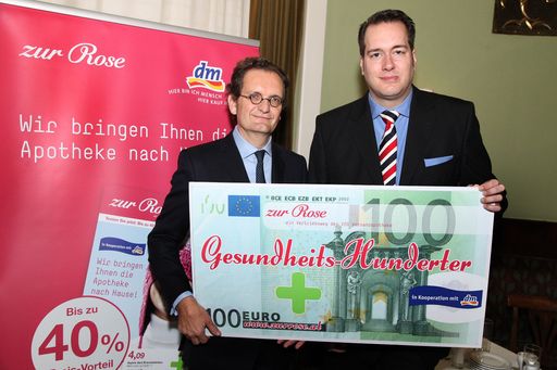 http://pressefotos.at/m.php?g=1&dir=201101&u=66&a=event&e=20110120_d
Im Bild v.l.n.r.: Walter Oberhänsli (CEO und Gründer der Zur
Rose AG), Harald Bauer (Mitglied der Geschäftsleitung dm drogerie
markt)