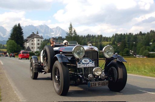 Reizvolle Kontraste: die schroffen Gipfel des Kaisergebirges, grüne Frühsommerwiesen und chromblitzende Classic Cars.