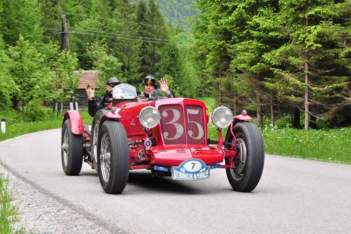 Vorschau Bild von Die schönsten Automobilklassiker aus vergangenen Jahrzehnten auf den schönsten Bergstraßen der Alpen.
