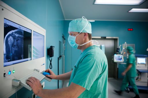 Vorschau Bild von Univ. Doz. Dr. Georg Lajtai, ärztlicher Leiter der Privatklinik Maria Hilf in Klagenfurt, in einem der vier top-modernen OPs