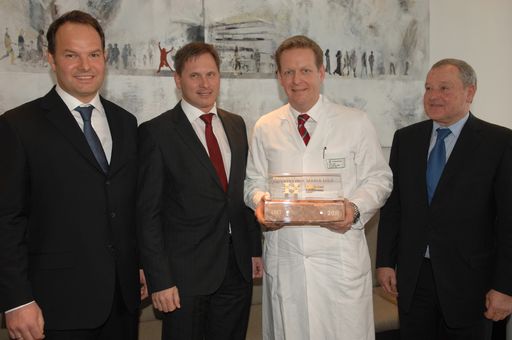 Vorschau Bild von Eröffnung Privatklinik Maria Hilf Schlüsselübergabe: v.l.n.r. DI Alexander Loebell, Loebell Architects ZT-GmbH, DI Werner Hörner, Geschäftsführer Humanomed Consult, Univ. Doz. Dr. Georg Lajtai, Ärztlicher Leiter der Privatklinik Maria Hilf, Dkfm. Helmut Eder, Geschäftsführer Humanomed Consult