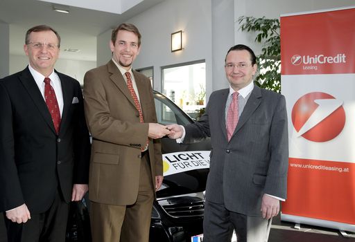 UniCredit Leasing spendet mit freundlicher Unterstützung von General Motors Austria der Organisation "Licht für die Welt" einen geräumigen Opel Zafira Kombi.