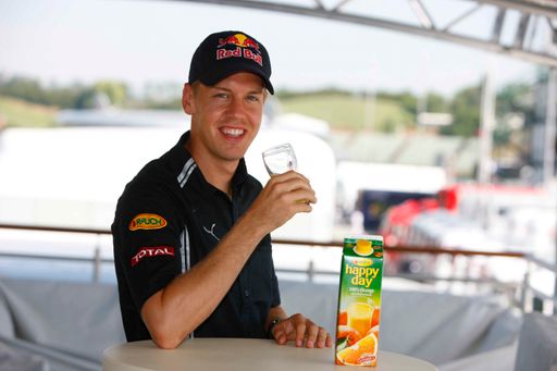  "Weltmeistersaft": Sebastian Vettel tankt Vitamine bei Sponsor Rauch Fruchtsäfte und freut sich auf ein Fest mit seinen Fans.
