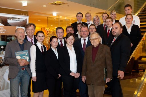 Vorschau Bild von oberste Reihe v.l.n.r. : Florian Matous, Stefan Littmann, Andrea Wurmbrand, Markus Machherndl, Melanie Cernantsky, Christoph Cerer; 2. Reihe v.l.n.r.: Sandra Feiler, Daniel Kainzner, Tanja Trabek; 3. Reihe v.l.n.r.: Lukas Fasching (Junior Direktor), Schauspieler Cornelius Obonya, Hoteldirektor (ATH Savoyen Vienna) Hannes Mauthe, Geschäftsführer (Austria-Trend Hotels) Gerhard Messinger; 4. Reihe vl.n.r.: Künstler Willi Resetarits, Fräulein Hammel, Patricia Bauer (Junior Direktorin), Fahriye Canal (Junior Direktorin) und Bühnenlegende Otto Tausig.