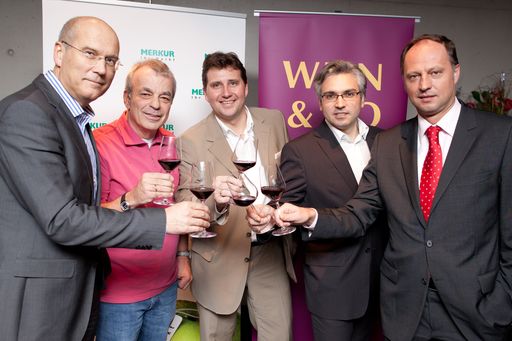  http://pressefotos.at/m.php?g=1&u=84&dir=201101&e=20110124_r&a=event
Im Bild v.l.n.r.: Frank Hensel, Vorstandsvorsitzender REWE International AG; Heinz Kammerer, Eigentümer WEIN & CO; Christian Zehetbauer, Mitglied der Geschäftsleitung WEIN & CO; Oliver Sartena, Mitglied der Geschäftsleitung WEIN & CO; Michael Franek, Vorstand MERKUR;