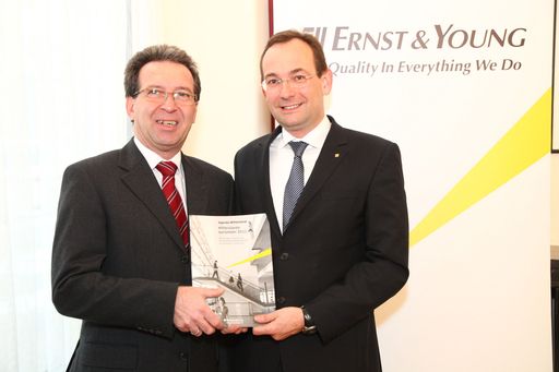 http://pressefotos.at/m.php?g=1&u=66&dir=201101&e=20110125_e&a=event
Im Bild v.l.n.r.: Mag. Helmut Maukner (Country Managing Partner von Ernst & Young Österreich) und Mag. Erich Lehner (verantwortlicher Partner für die "Agenda Mittelstand" bei Ernst & Young)