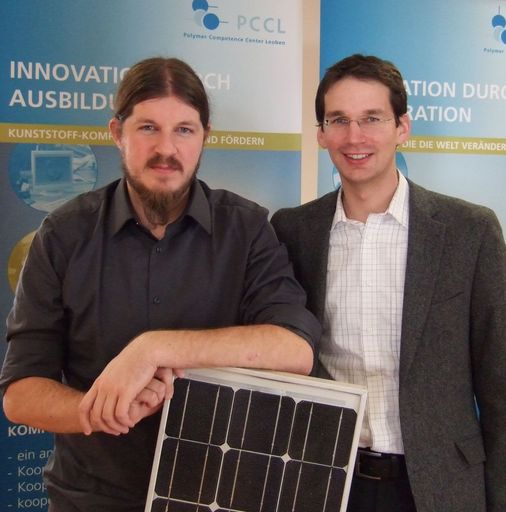  PCCL-Geschäftsführer Martin Payer präsentiert mit Gernot Oreski (Projektleiter) die Einsatzmöglichkeiten und das Entwicklungspotential von Kunststoffen für Anwendungen in Photovoltaikmodulen