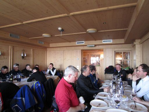 Vorschau Bild von Beim Mittagessen in Madonna di Campiglio überzeugten sich die Teilnehmer von der starken Position Italiens im kulinarischen Bereich. Die Fachexkursion der con.os tourismus.consulting gmbh fand von 11.-14. Jänner 2011 statt.