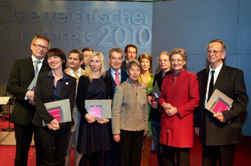http://pressefotos.at/m.php?g=1&u=43&dir=201101&e=20110125_k&a=event
Im Bild V.l.n.r.: Paulus Hochgatterer, Jacqueline Csuss, Paul Albert Leitner, Thomas Daniel Schlee, Jessica Hausner, Bundespräsident Dr. Heinz Fischer mit Gattin, Julian Nida-Rümelin (Festrede), Barbara Rett (Moderation), Franz Graf, Kulturministerin Dr. Claudia Schmied, Richard Kriesche
