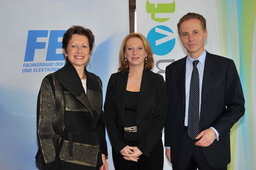 http://pressefotos.at/m.php?g=1&u=38&dir=201101&e=20110126_f&a=event
Im Bild v.l.n.r.: Mag. Monika Kircher-Kohl (Vizepräsidentin FEEI Fachverband der Elektro- und Elektronikindustrie), BM Doris Bures (Bundesministerin für Verkehr, Innovation und Technologie), Mag. Georg Kapsch (FEEI Fachverband der Elektro- und Elektronikindustrie)