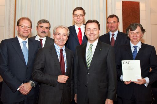  http://pressefotos.at/m.php?g=1&u=43&dir=201101&e=20110126_c&a=event
Mag. Peter Eitzenberger (Prokurist und CSR-Beauftragter der VBV -Vorsorgekasse AG), Mag. Alois Steinbichler (Vorsitzender des Vorstandes der Kommunalkredit Austria AG), Dr. Georg Pölzl (Generaldirektor Österreichische Post AG), Mag. Werner Wutscher (Vorstand REWE International AG), BM DI Niki Berlakovich (Bundesminister für Land- und Forstwirtschaft, Umwelt und Wasserwirtschaft), Mag Peter Koren (Vize Generalsekretär Industriellenvereinigung) und Michael Fembek Hrsg. CSR Jahrbuch 2011