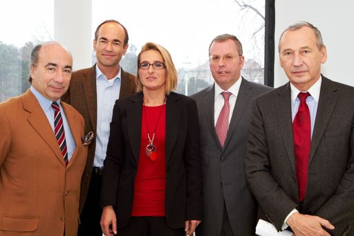 http://pressefotos.at/m.php?g=1&u=43&dir=201101&e=20110127_o&a=event
V.l.n.r. Prim. Univ. Prof. Heinrich Resch (Vorstand der 
II. Med. Abteilung mit Gastroenterologie u. Rheumatologie am KH der Barmherzigen Schwestern; Präsident der Ö. Ges. für Knochen und Mineralstoffwechsel (ÖGKM)), Prim. Univ. Doz. Dr. Ludwig Erlacher (Vorstand der II. Med. Abteilung mit Rheumatologie u. Osteologie sowie Akutgeriatrie am Sozialmed. Zentrum Süd - Kaiser-Franz-Josef-Spital), Dr. Barbara Möller (MPH, Sen. Manager Corporate Affairs bei Amgen GmbH Österreich), Univ.-Prof. Dr. Gerold Holzer (Uniklinik für Orthopädie, Med. Universität Wien) und Univ. Prof. DDr. Johannes Huber (Vorstand der Abteilung für Gyn. Endokrinologie u. Reproduktionsmedizin an der Uniklinik für Frauenheilkunde Wien, Med. Universität Wien)