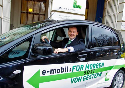 Übergabe des neuen E-Autos an Umweltminister Niki Berlakovich.