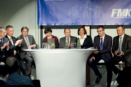 http://pressefotos.at/m.php?g=1&u=88&dir=201101&e=20110127_f&a=event
Podiumsdiskussion mit (v.l.n.r.): Georg Serentschy (Geschäftsführer der RTR-GmbH für den Fachbereich Telekommunikation und Post), Michael Krammer (CEO Orange, bis 2010 Präsident des FMK), August Reschreiter (Kabinettchef der Bundesministerin für Verkehr, Innovation u. Technologie), Gertraud Leimüller (Moderation, geschäftsführende Gesellschafterin der Innovationsberatung winnovation consulting), Rüdiger Köster (CTO T-Mobile Austria GmbH, Präsident des FMK), Karin Hakl (Abg. z. NR, Sprecherin für Innovation u. Telekommunikation der OEVP), Jan Trionow (CEO Hutchison 3G Austria), Hannes Ametsreiter (Generaldir. A1 Telekom Austria)