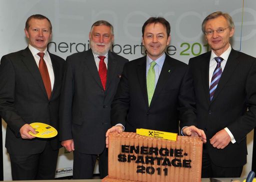 http://pressefotos.at/m.php?g=1&u=38&dir=201101&e=20110128_r&a=event
Im Bild v.l.n.r.: Mag. DI Johann Költringer (Geschäftsführer), Dr. Franz Fischler (Vorsitzender der Raiffeisen Klimaschutz-Initiative), DI Nikolaus Berlakovich (BM für Land- und Forstwirtschaft, Umwelt und Wasserwirtschaft), Mag. Manfred Url (GD der Raiffeisen Bausparkasse als Vertreter der Raiffeisen Bankengruppe)