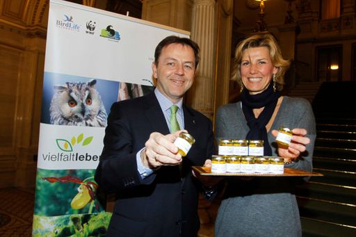 http://pressefotos.at/m.php?g=1&u=52&dir=201101&e=20110128_y&a=event
Singender Honig am Opernball