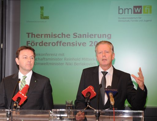 Wirtschafts- und Energieminister Reinhold Mitterlehner und Umweltminister Niki Berlakovich forcieren mit dem Sanierungsscheck die weitere Umsetzung der "Energiestrategie Österreich"