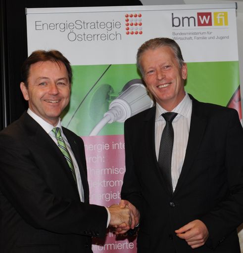 Vorschau Bild von Wirtschafts- und Energieminister Reinhold Mitterlehner und Umweltminister Niki Berlakovich forcieren mit dem Sanierungsscheck die weitere Umsetzung der "Energiestrategie Österreich"