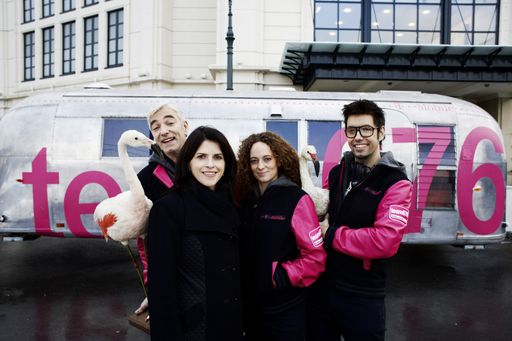 Maria Zesch, Geschäftsführerin Marketing T-Mobile mit Team676 beim Dreh des Flamingo-Spots.