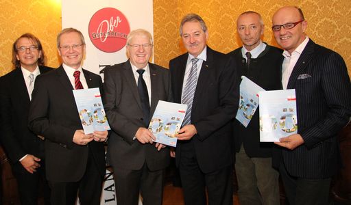 (vlnr): HR Mag. Walter Winetzhammer (Land OÖ), Mag. Karl Pramendorfer (Vorstand OÖ. Tourismus), BSO Johann Schenner (Vorsitzender des Landes-Tourismusrates), Wirtschafts- und Tourismuslandesrat Viktor Sigl, Dr. Peter-Paul Frömmel und SO Robert Seeber (beide Wirtschaftskammer OÖ, Sparte Tourismus und Freizeit) präsentieren die neue Tourismusstrategie für Oberösterreich..