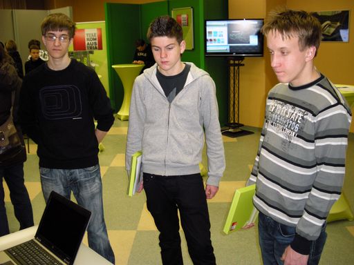 Vorschau Bild von Kärntner Jugendliche informieren sich über die Lehrlingsaubildung bei A1 Telekom Austria und entdecken dabei die High-Tech Welt der Telekommunikation