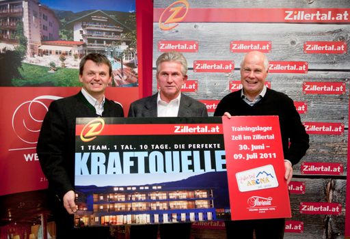  Bei der gestrigen Pressekonferenz in Leverkusen übergaben Stefan Egger (Hotel Theresa, li.) und Walter Strasser (Obmann, TVB Zell-Gerlos, re.), Bayer 04 Leverkusen Cheftrainer Jupp Heynckes (mi.) symbolisch einen Gutschein für das Trainingslager im Zillertal..