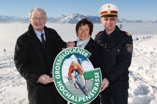Vorschau Bild von GD Dr. Christian Heu (GROHAG), Mag. Ursula Hemetsberger (KfV), Oberst Friedrich Schmidhuber (Polizei, Verkehrsabteilung) mit "Radfahrer-Pickerl".
